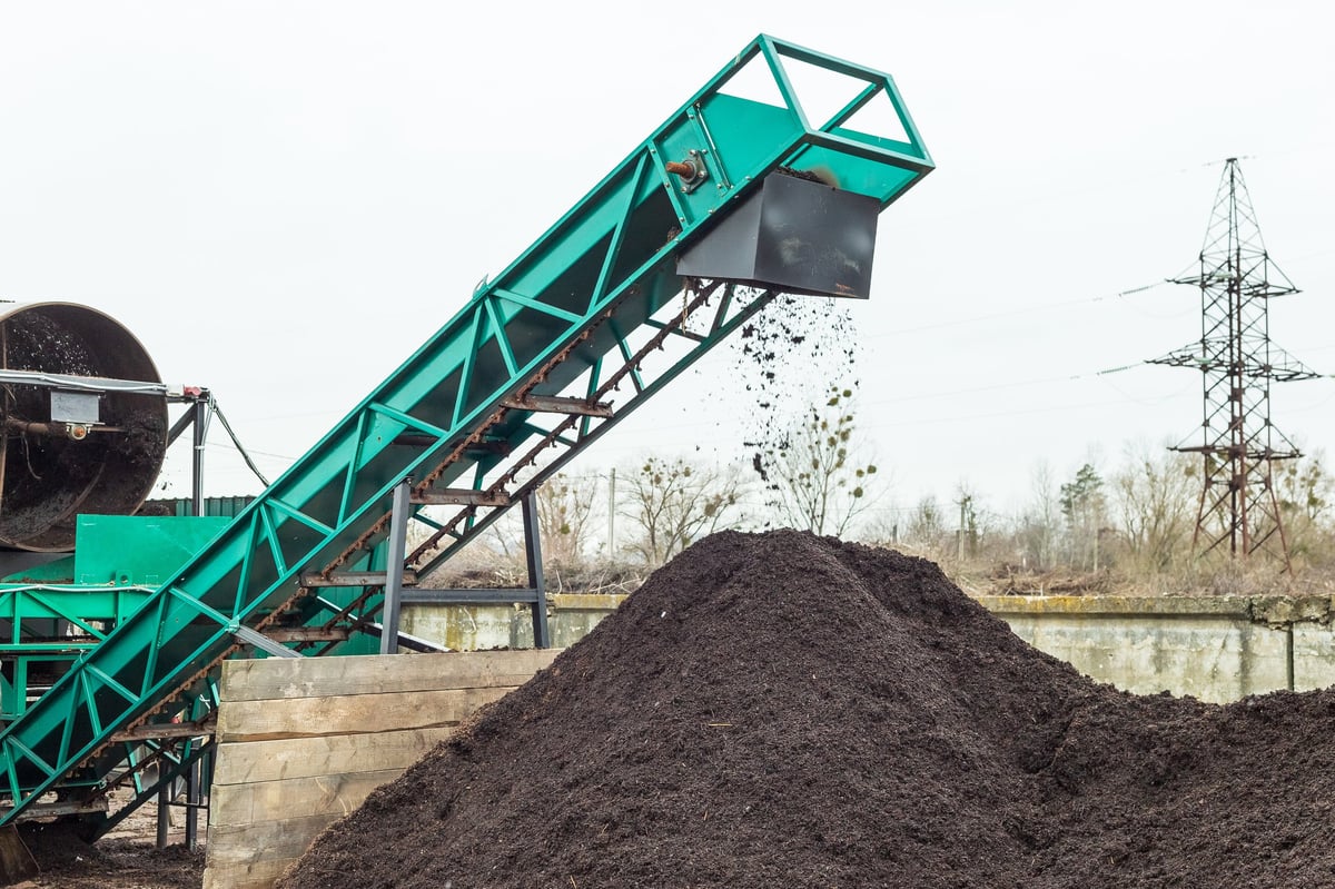 Producción de suelo en planta industrial de compost con maquinaria