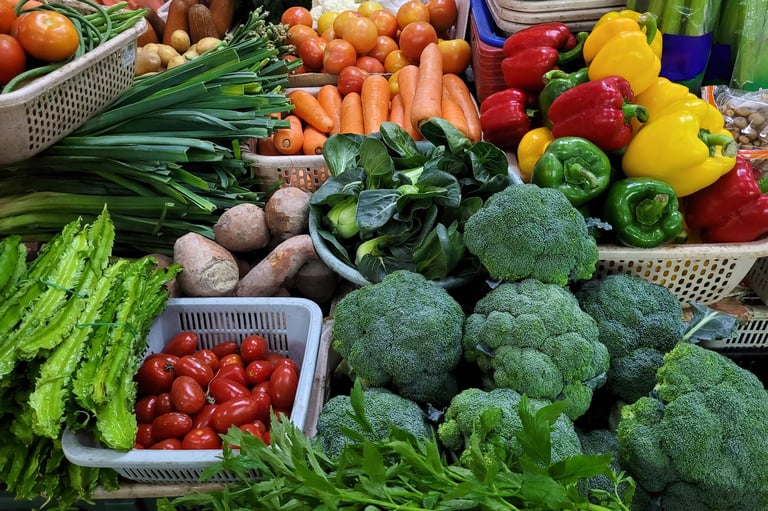 Frutas y verduras frescas en venta en un puesto de mercado