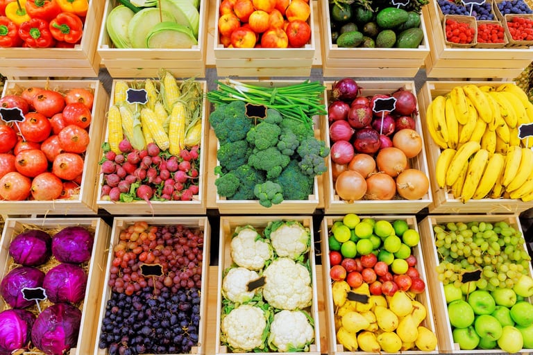 Cestas llenas de frutas y verduras en un mercado de agricultores