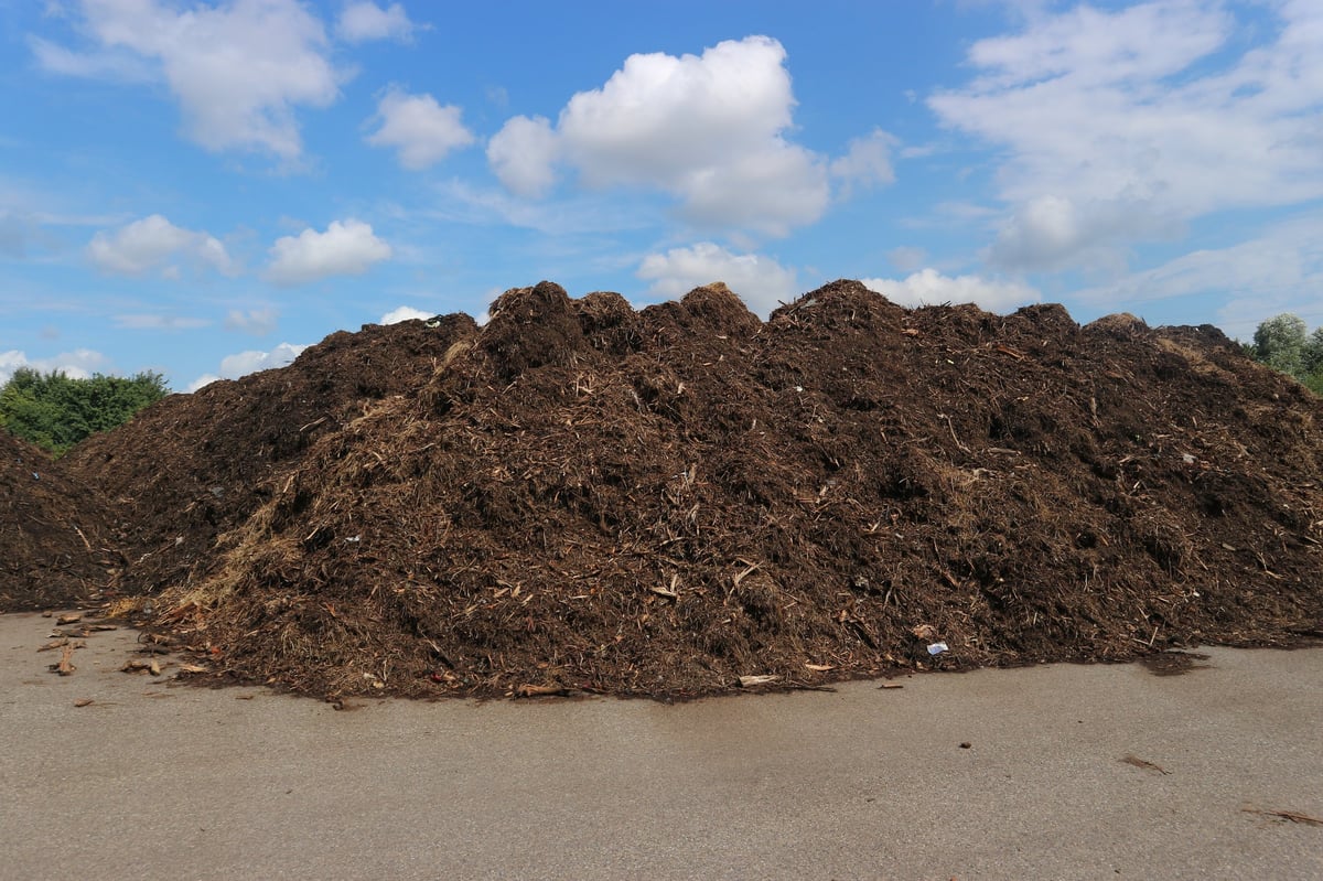 Bio waste and green waste composting windrows in a composting facility