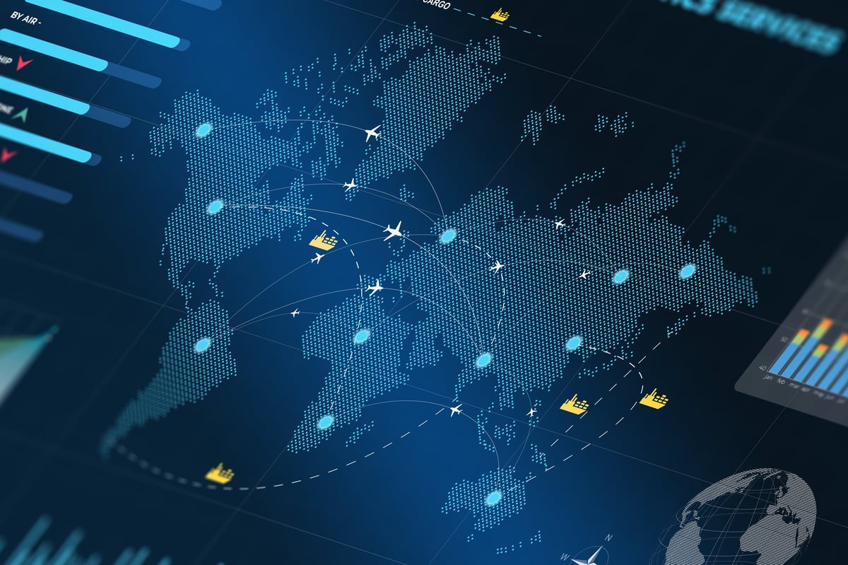 Monitor mostrando un mapa mundial con rutas de envío iluminadas