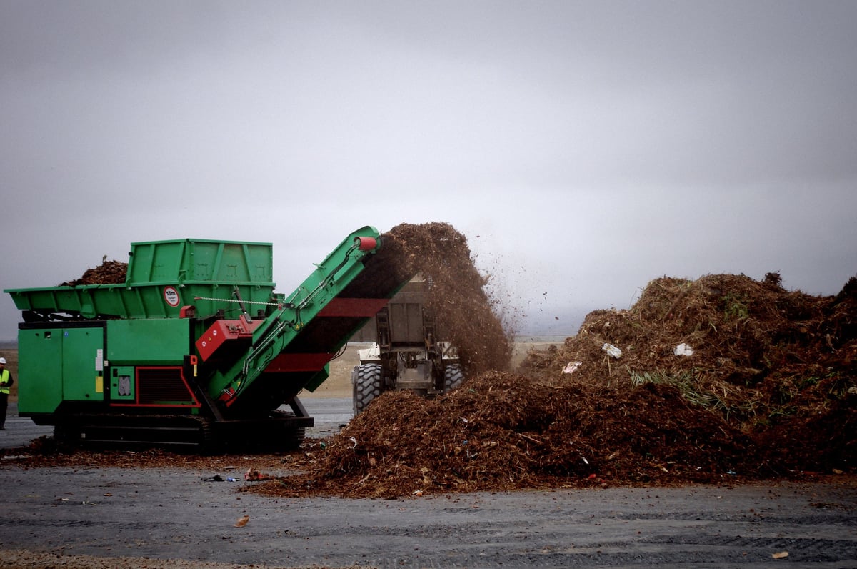 Transportador procesando compost en una instalación