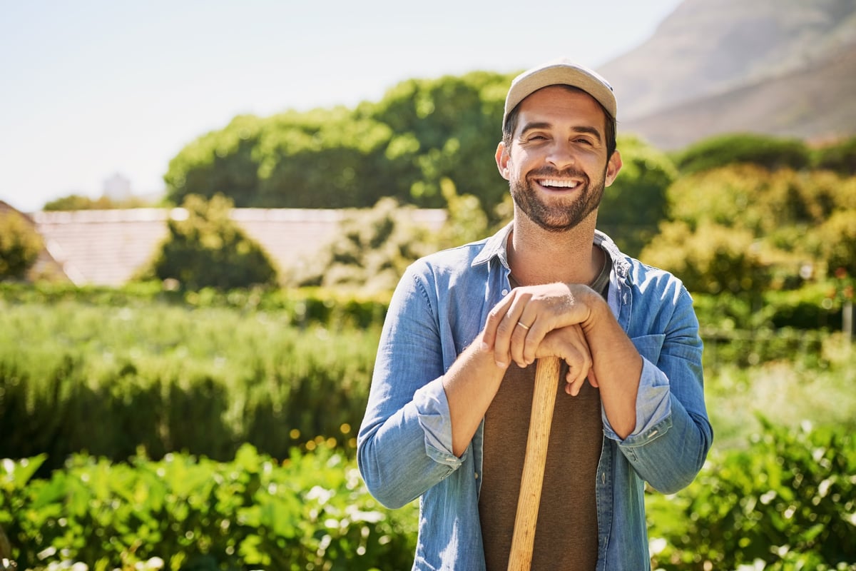 Retrato de un joven agricultor feliz